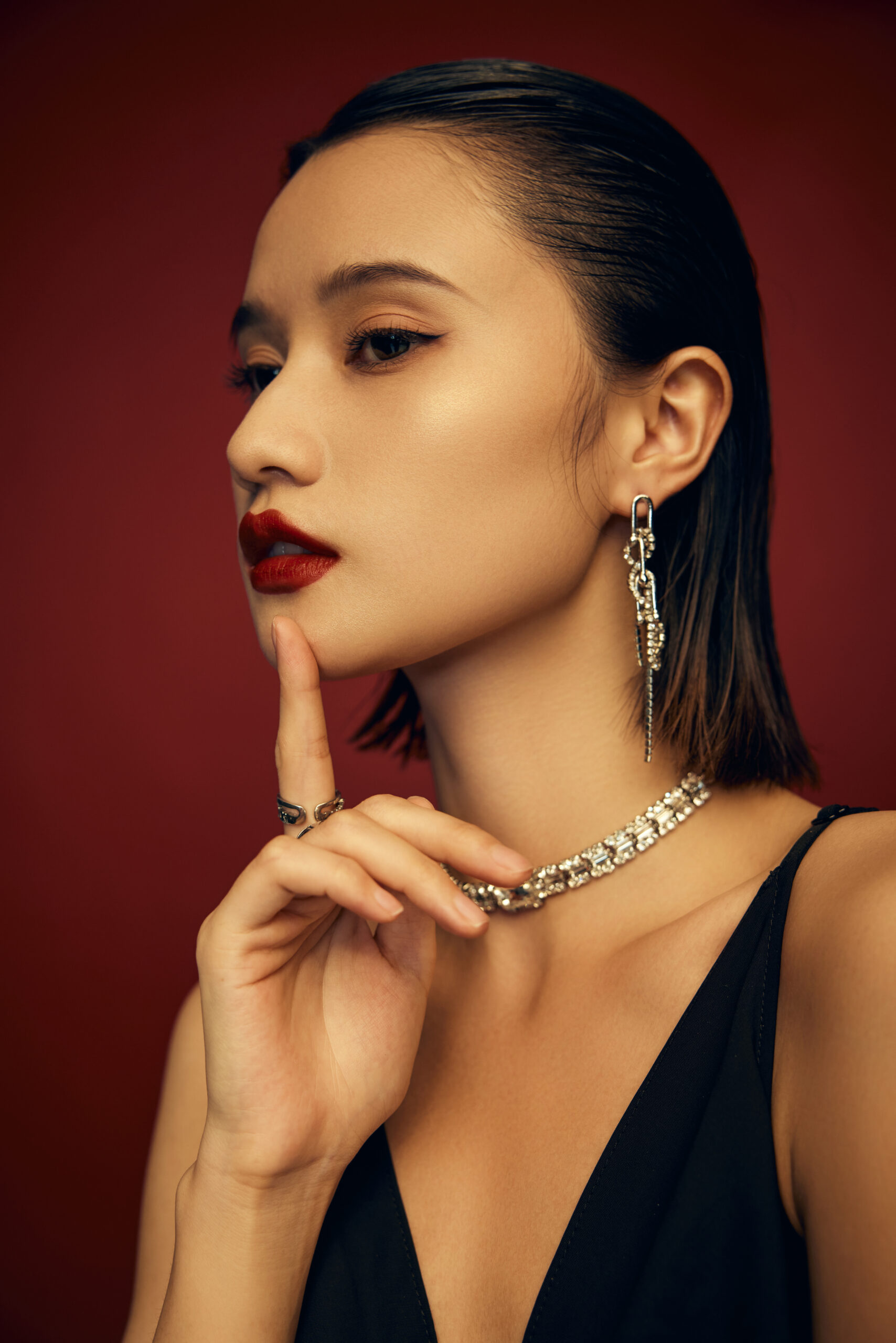 摄图网_501798971_时尚美女首饰展示（非企业商用）